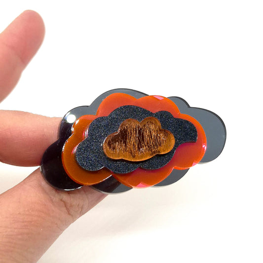 BROSCH IN THE CLOUDS SVART & NEON