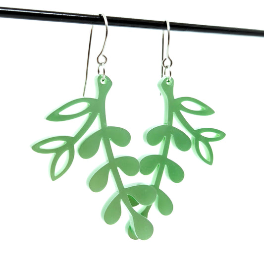 ÖRHÄNGEN BOTANICS METALLIC PALE GREEN