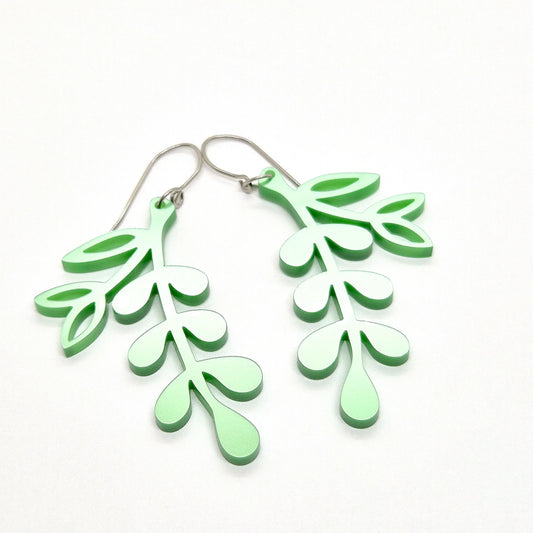 ÖRHÄNGEN BOTANICS METALLIC PALE GREEN