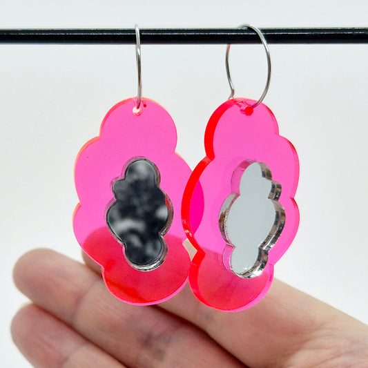 ÖRHÄNGEN IN THE CLOUDS COLD PINK NEON