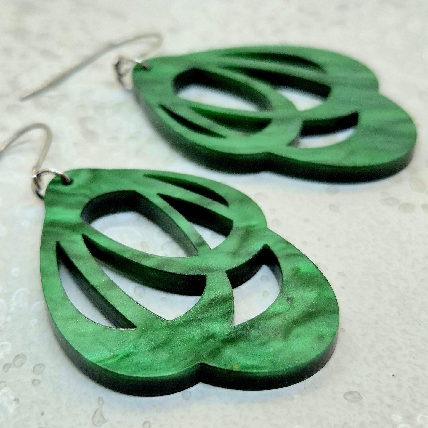 ÖRHÄNGEN LOOPS FOREST JADE