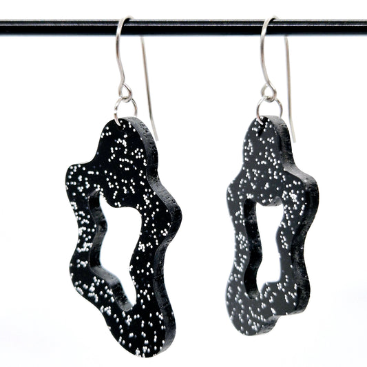 ÖRHÄNGEN PUDDLES SPARKLY DARKNESS