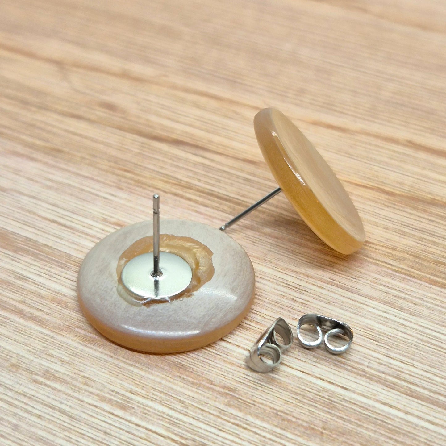 ÖRHÄNGEN KNAPPAR CREME