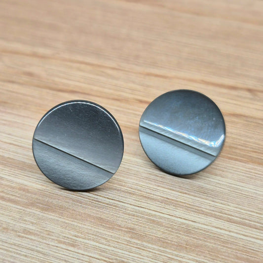 ÖRHÄNGEN KNAPPAR GRÅ