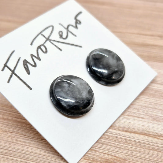 ÖRHÄNGEN KNAPPAR GRÅ