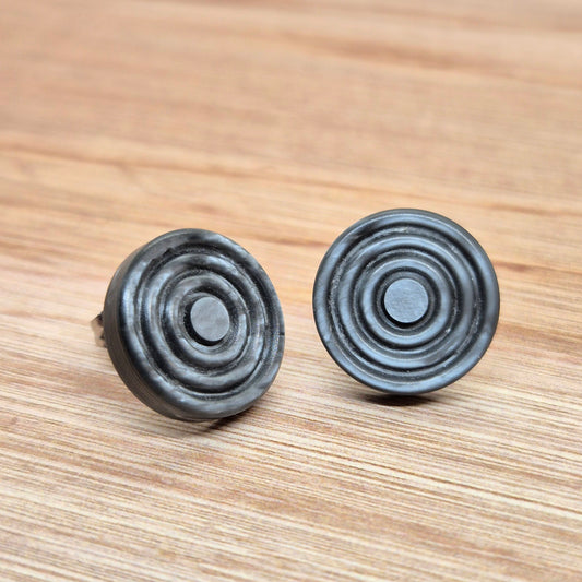 ÖRHÄNGEN KNAPPAR GRÅ