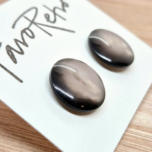 ÖRHÄNGEN KNAPPAR GRÅ