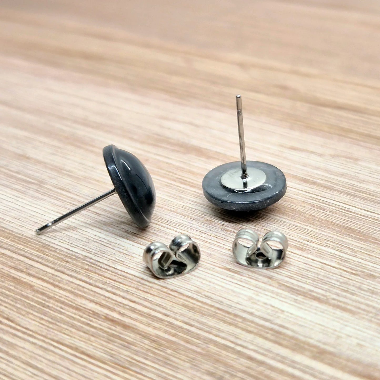 ÖRHÄNGEN KNAPPAR GRÅ