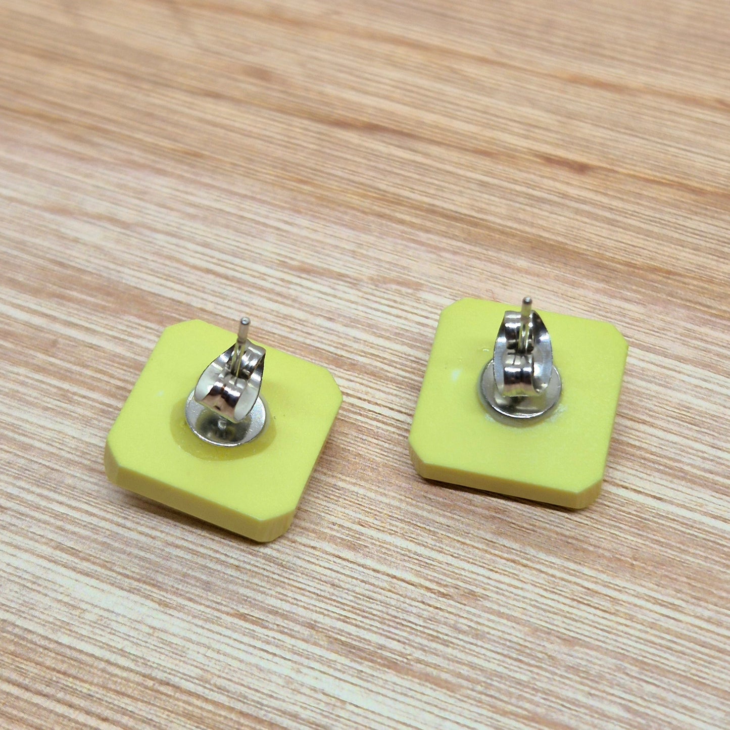 ÖRHÄNGEN KNAPPAR LJUSGRÖNA