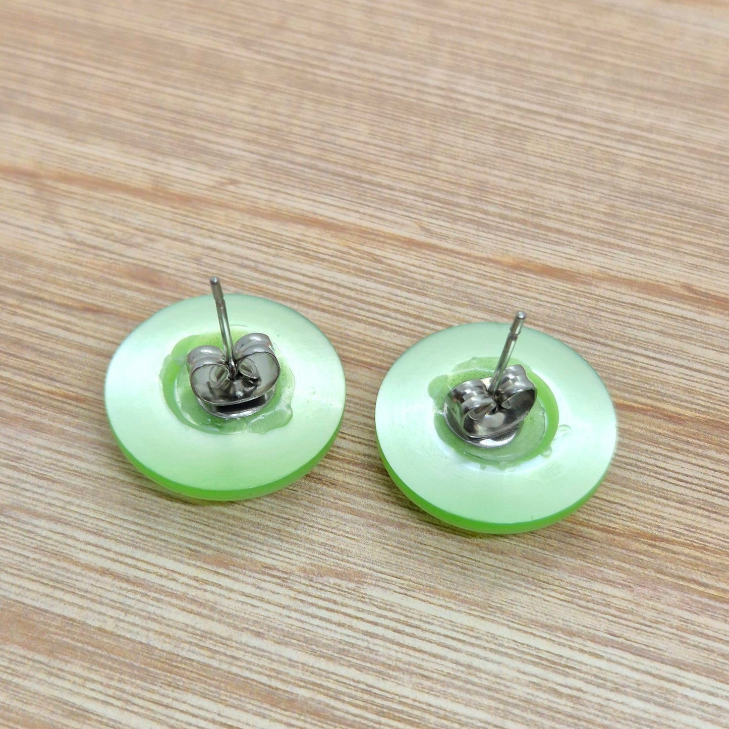 ÖRHÄNGEN KNAPPAR LJUSGRÖNA