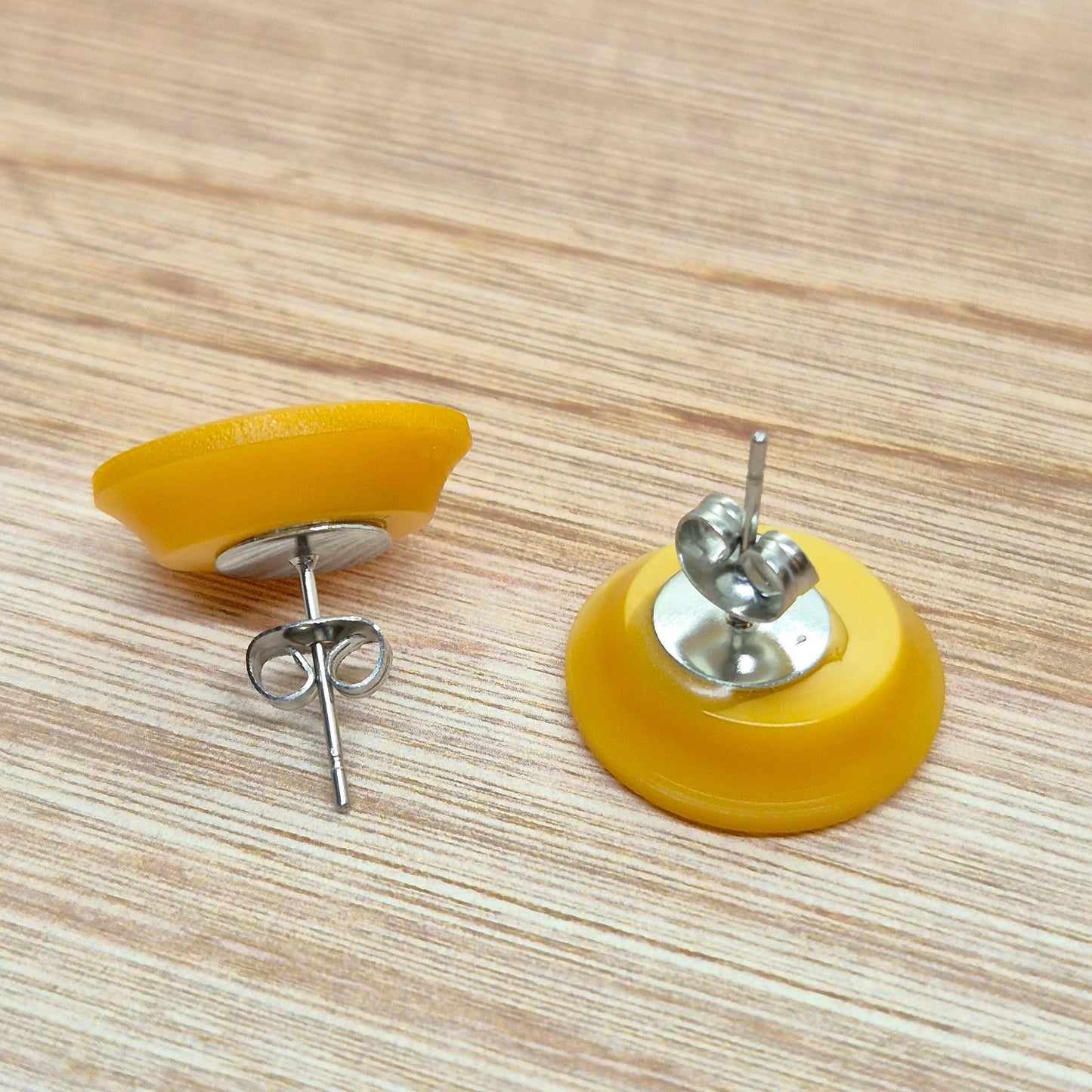 ÖRHÄNGEN KNAPPAR GULA