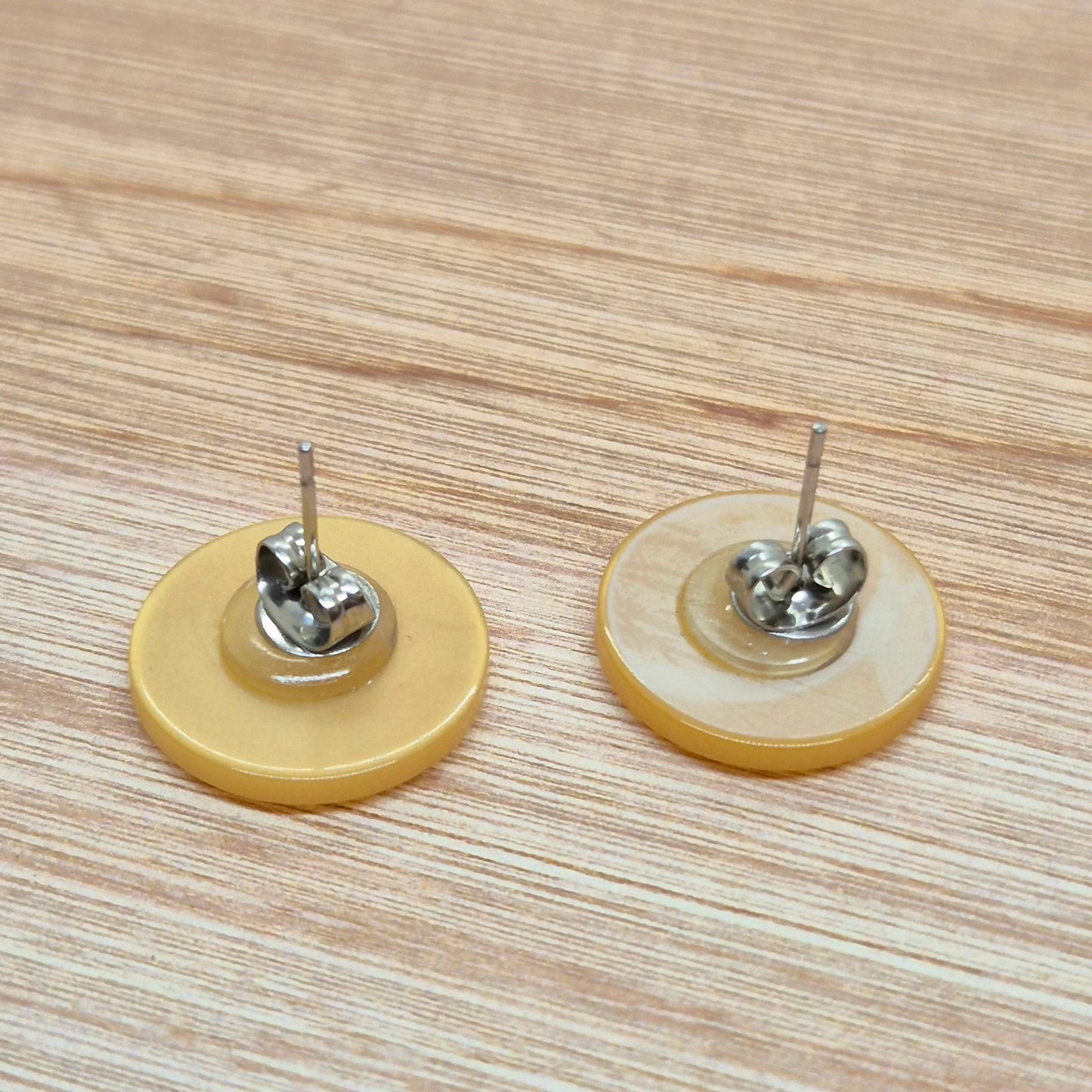 ÖRHÄNGEN KNAPPAR GULA