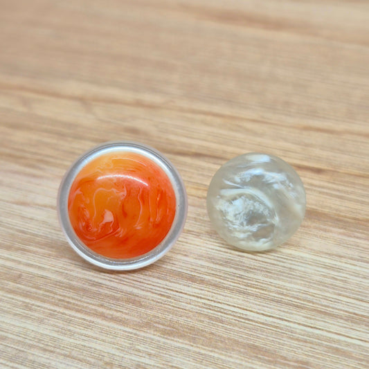 ÖRHÄNGEN KNAPPAR ORANGE VIT