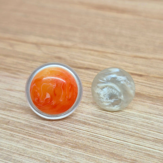 ÖRHÄNGEN KNAPPAR ORANGE VIT