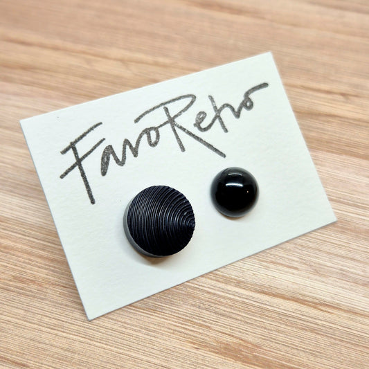 ÖRHÄNGEN KNAPPAR SVARTA