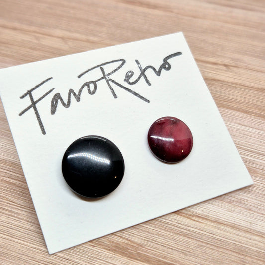 ÖRHÄNGEN KNAPPAR SVART & RÖD