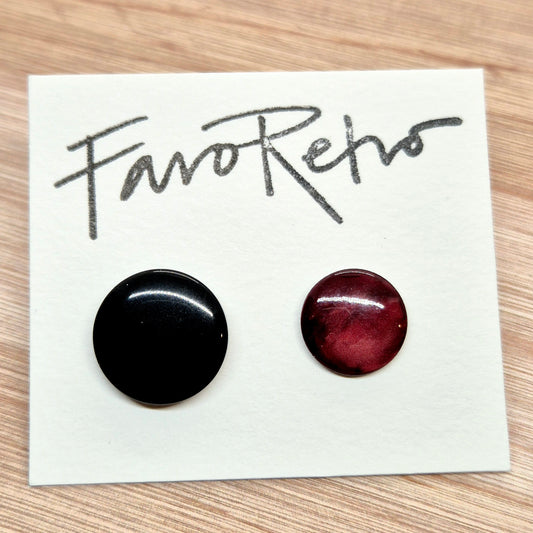 ÖRHÄNGEN KNAPPAR SVART & RÖD