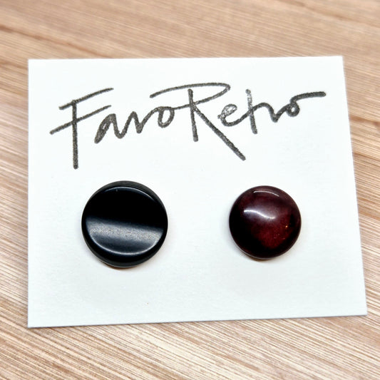 ÖRHÄNGEN KNAPPAR SVART & RÖD