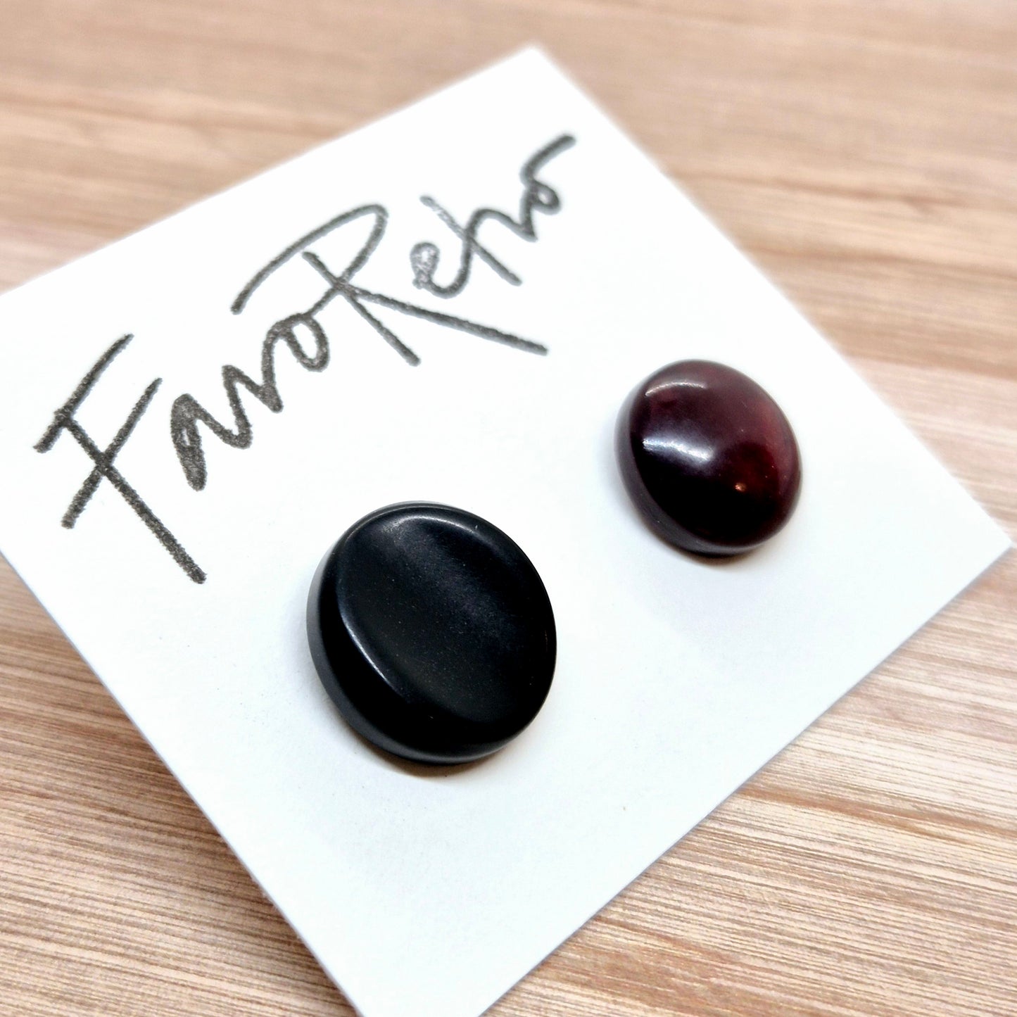 ÖRHÄNGEN KNAPPAR SVART & RÖD