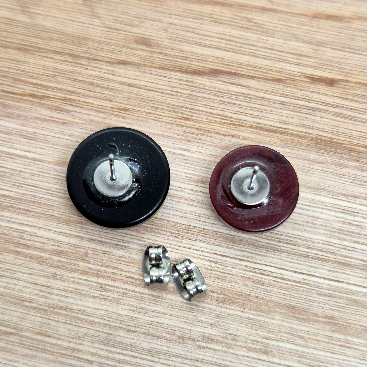 ÖRHÄNGEN KNAPPAR SVART & RÖD