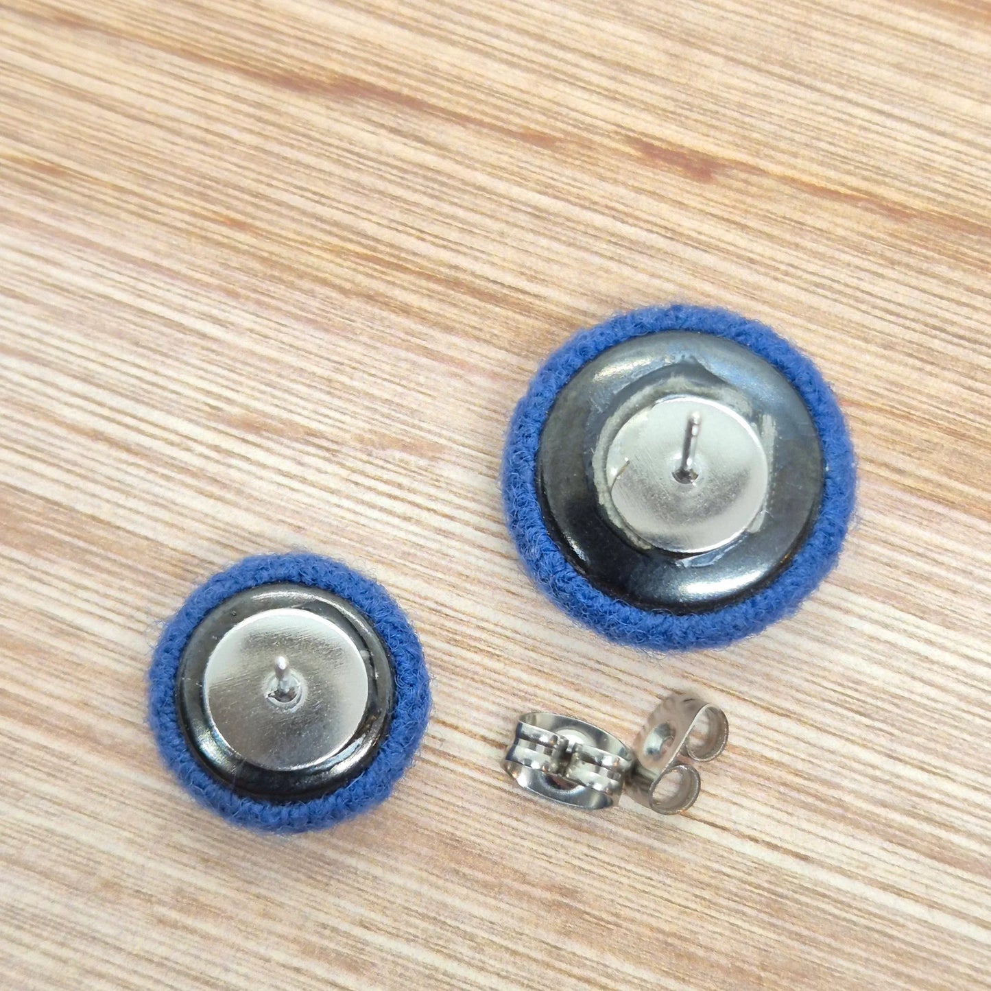 ÖRHÄNGEN KNAPPAR BLÅ