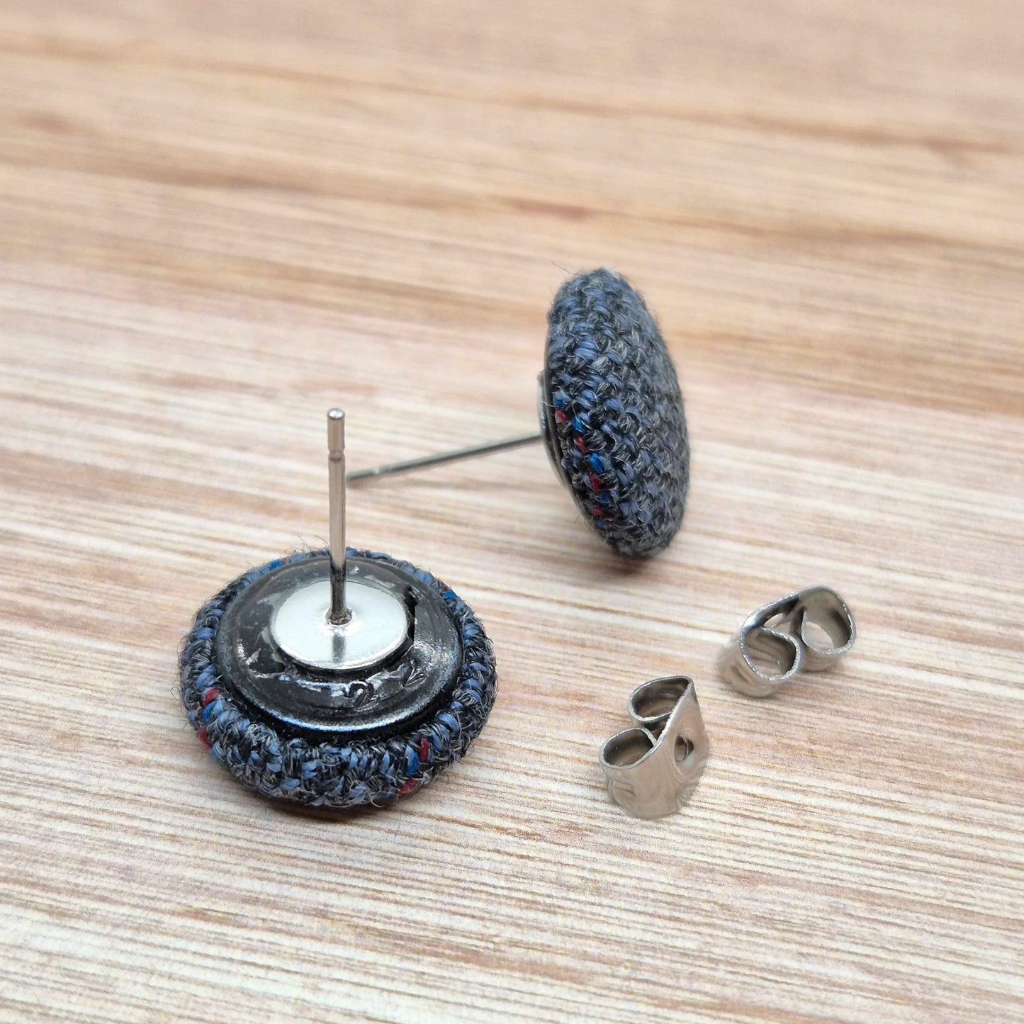 ÖRHÄNGEN KNAPPAR GRÅ