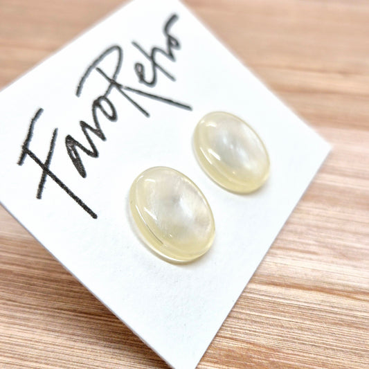 ÖRHÄNGEN KNAPPAR VITA