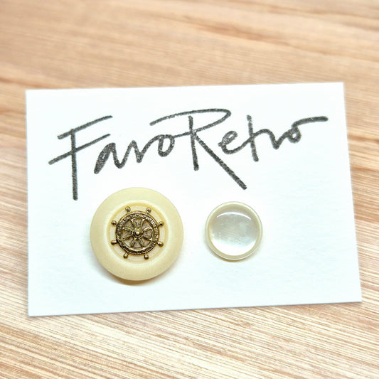 ÖRHÄNGEN KNAPPAR VITA