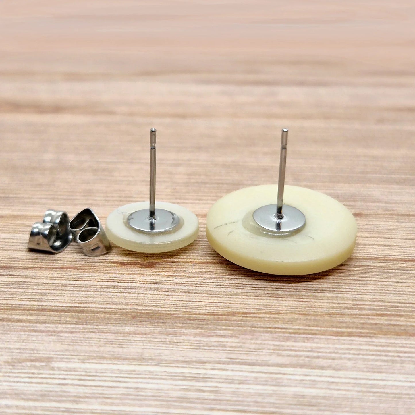 ÖRHÄNGEN KNAPPAR VITA