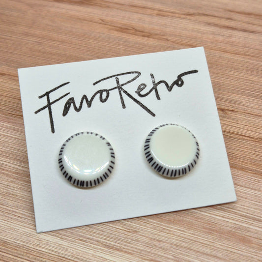 ÖRHÄNGEN KNAPPAR VITA & SVARTA