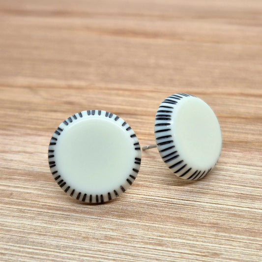 ÖRHÄNGEN KNAPPAR VITA & SVARTA