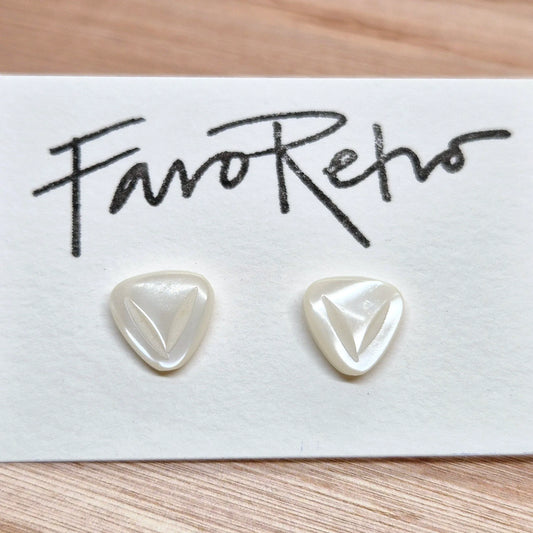 ÖRHÄNGEN KNAPPAR VITA