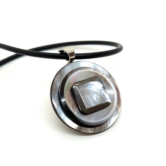 HALSBAND KNAPPAR PÄRLEMOR