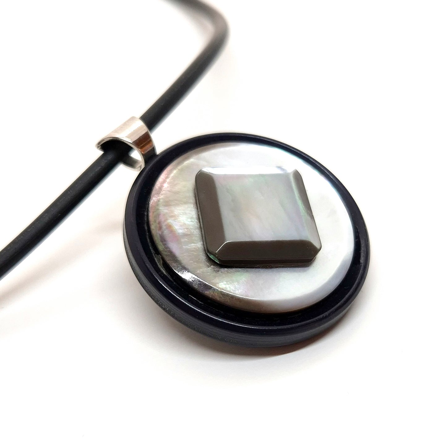 HALSBAND KNAPPAR PÄRLEMOR