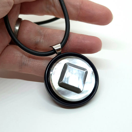 HALSBAND KNAPPAR PÄRLEMOR