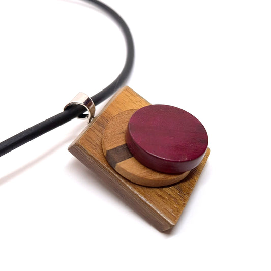 HALSBAND KNAPPAR TRISS I TRÄ