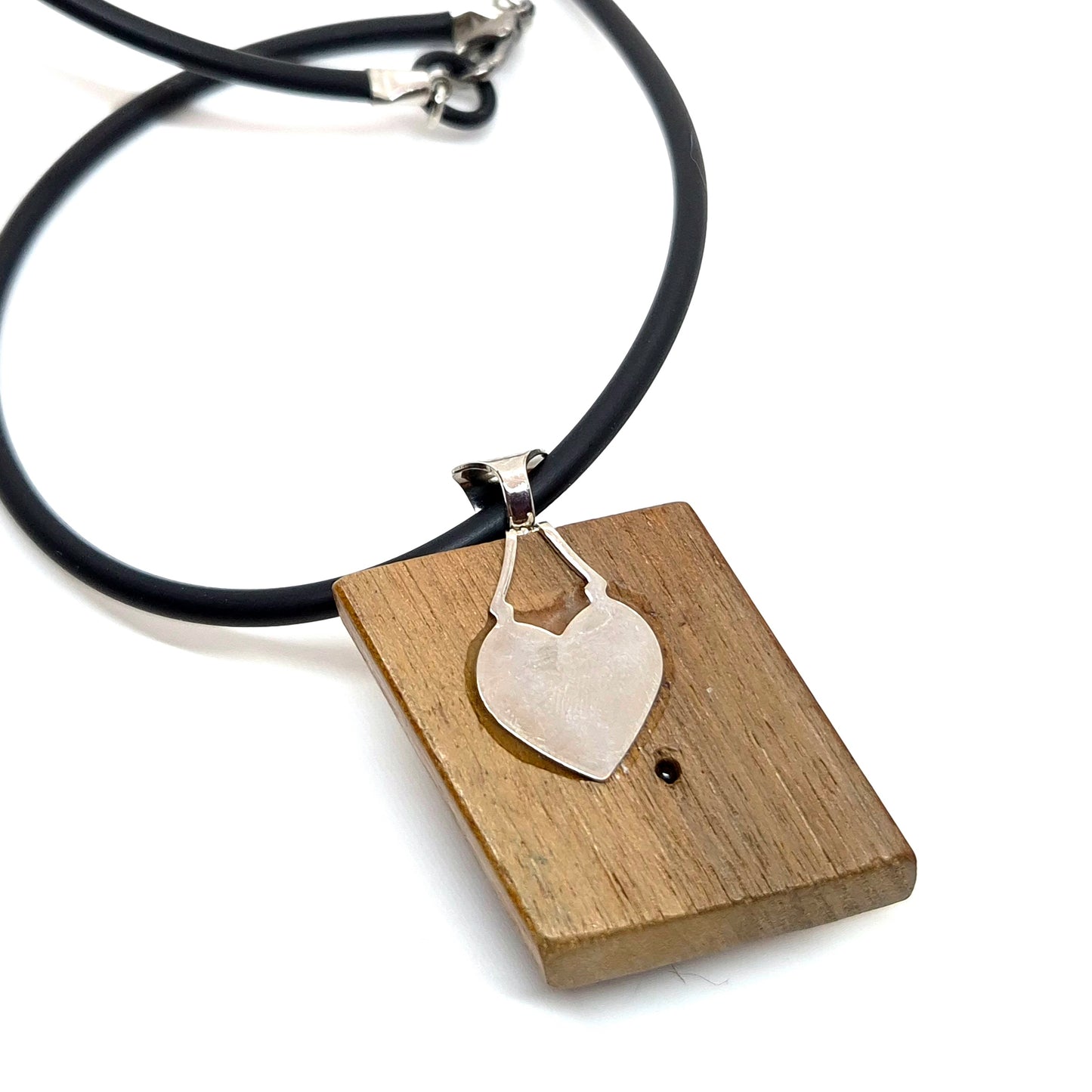 HALSBAND KNAPPAR TRISS I TRÄ