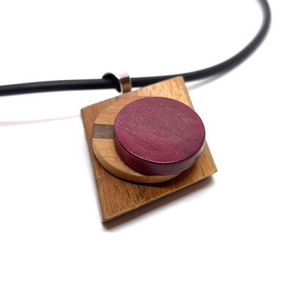 HALSBAND KNAPPAR TRISS I TRÄ