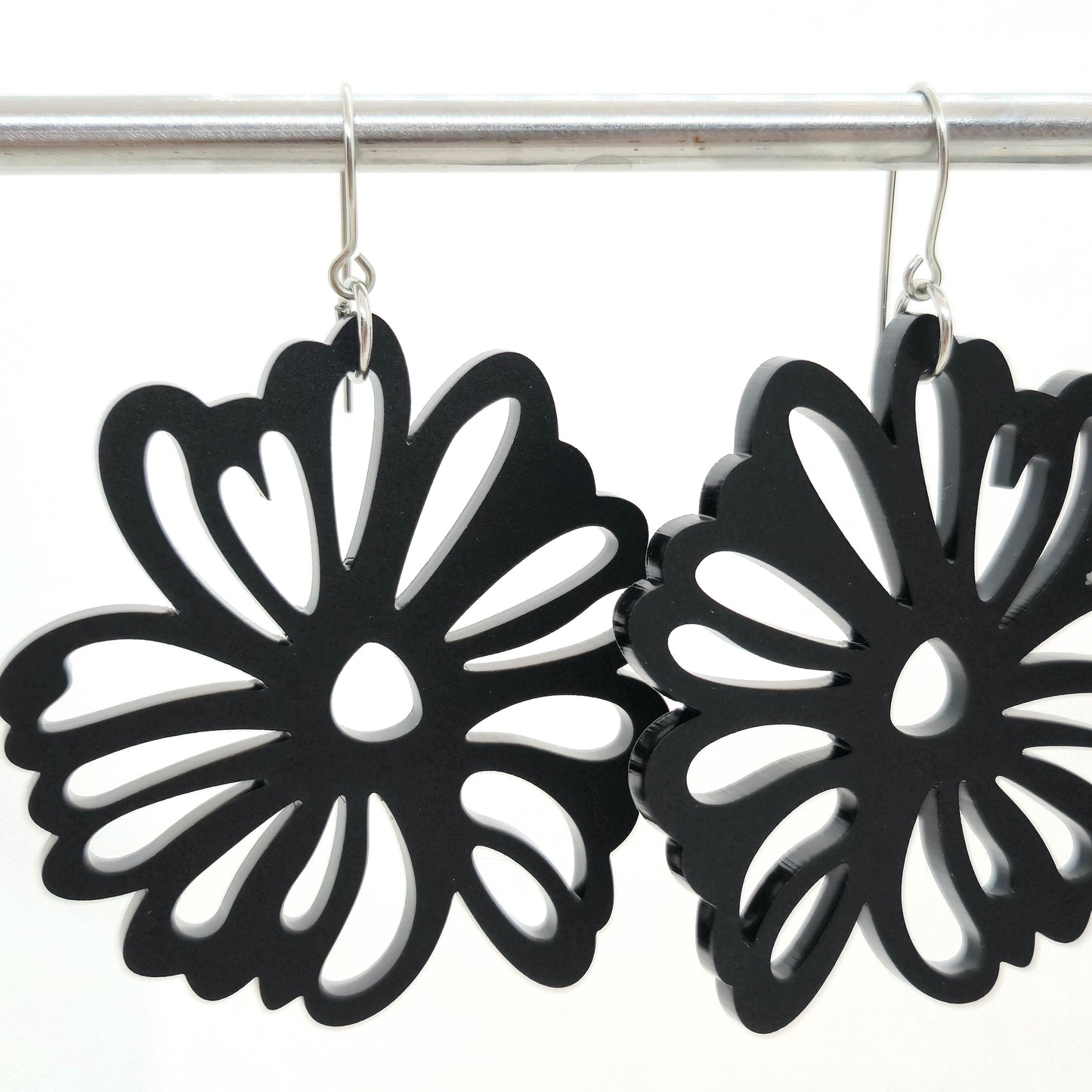 ÖRHÄNGEN BLOMMA BLACK VELVET