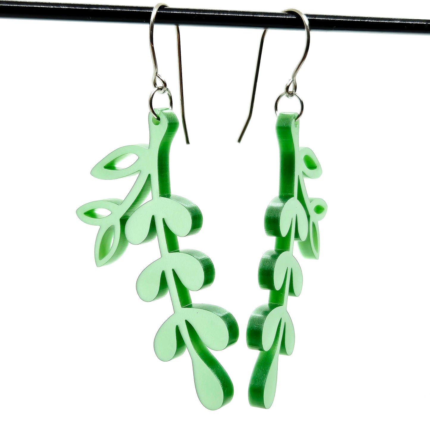 ÖRHÄNGEN BOTANICS METALLIC PALE GREEN