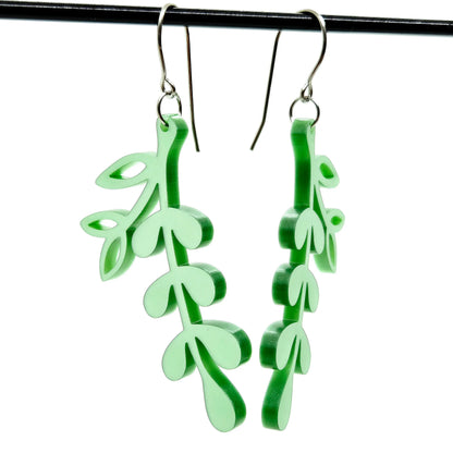 ÖRHÄNGEN BOTANICS METALLIC PALE GREEN