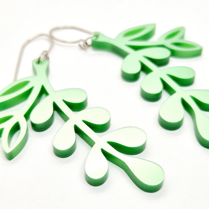 ÖRHÄNGEN BOTANICS METALLIC PALE GREEN