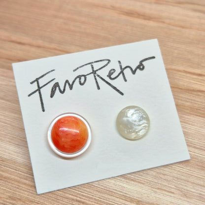 ÖRHÄNGEN KNAPPAR ORANGE VIT