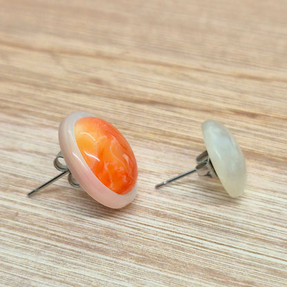 ÖRHÄNGEN KNAPPAR ORANGE VIT