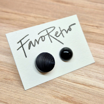 ÖRHÄNGEN KNAPPAR SVARTA