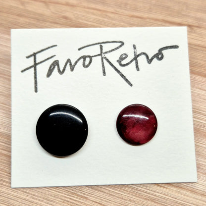 ÖRHÄNGEN KNAPPAR SVART & RÖD