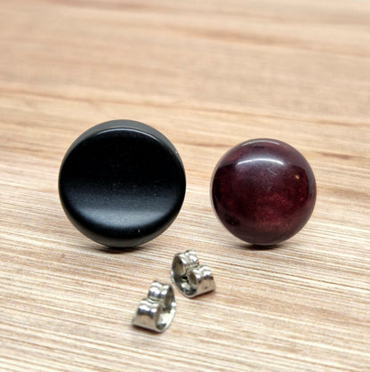 ÖRHÄNGEN KNAPPAR SVART & RÖD