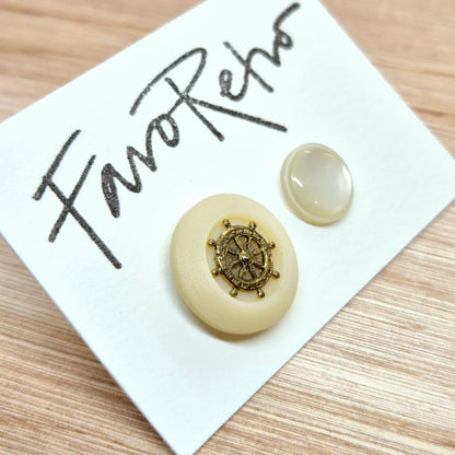 ÖRHÄNGEN KNAPPAR VITA