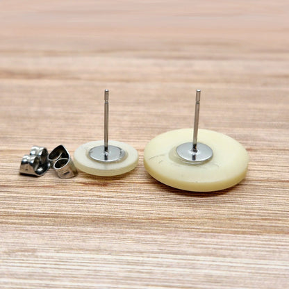 ÖRHÄNGEN KNAPPAR VITA