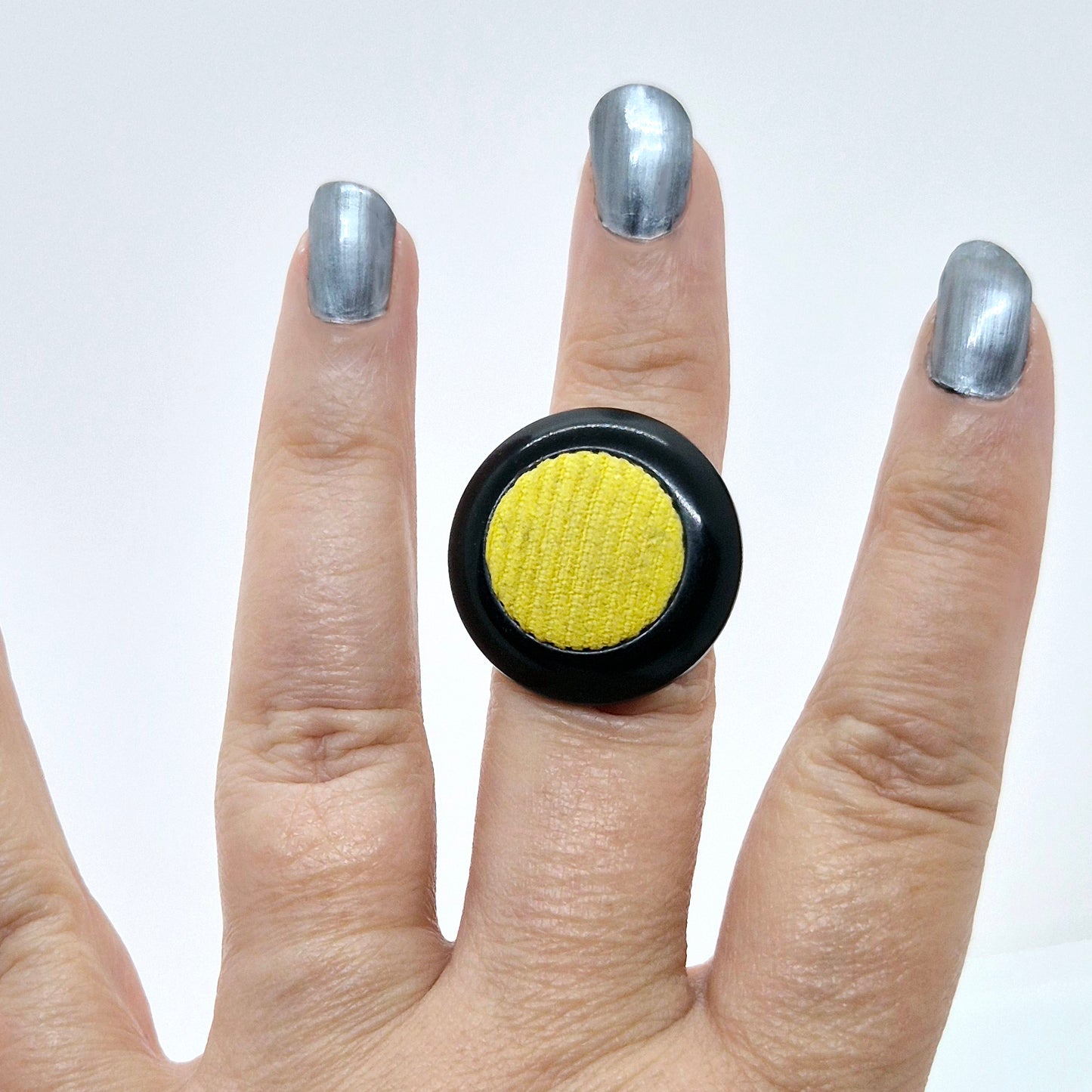 RING KNAPPAR SVART & GUL